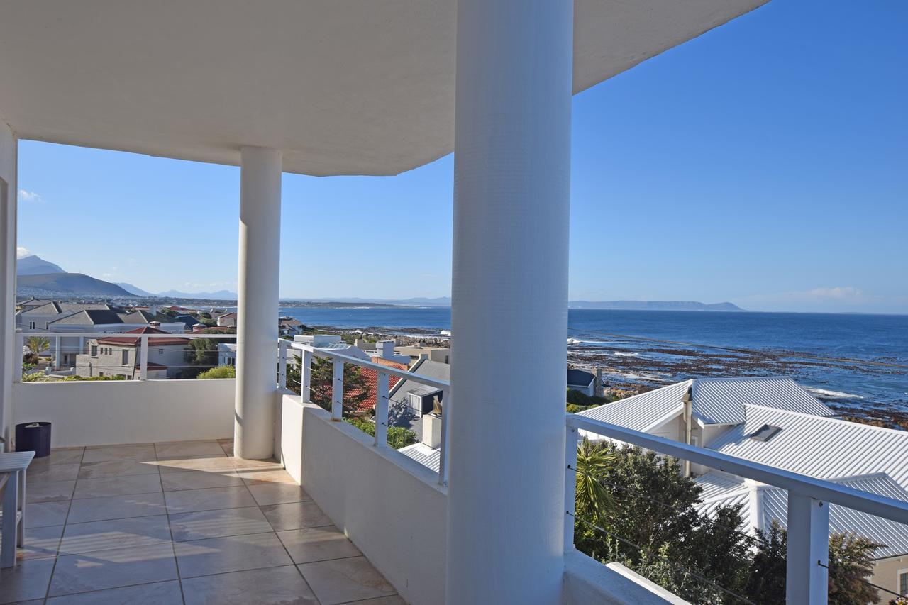 Apartment Dolphin House Hermanus Bagian luar foto