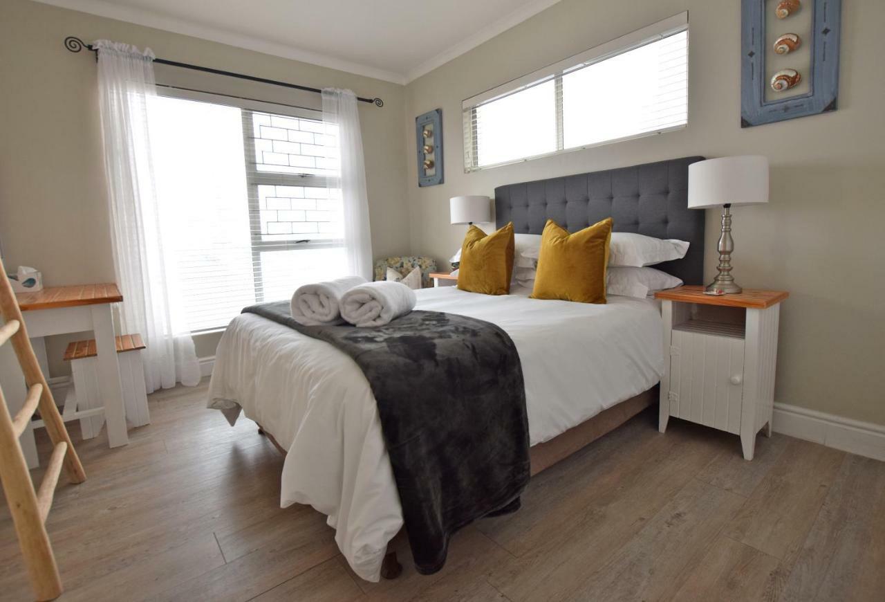 Apartment Dolphin House Hermanus Bagian luar foto