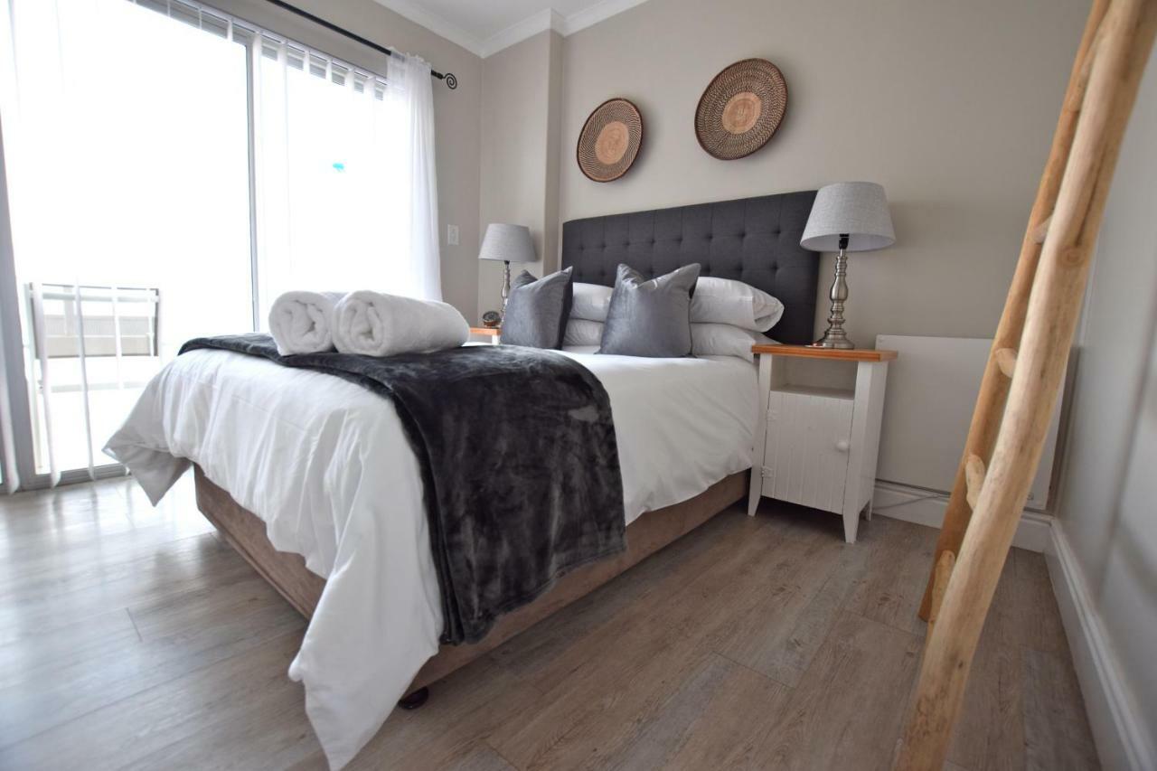 Apartment Dolphin House Hermanus Bagian luar foto