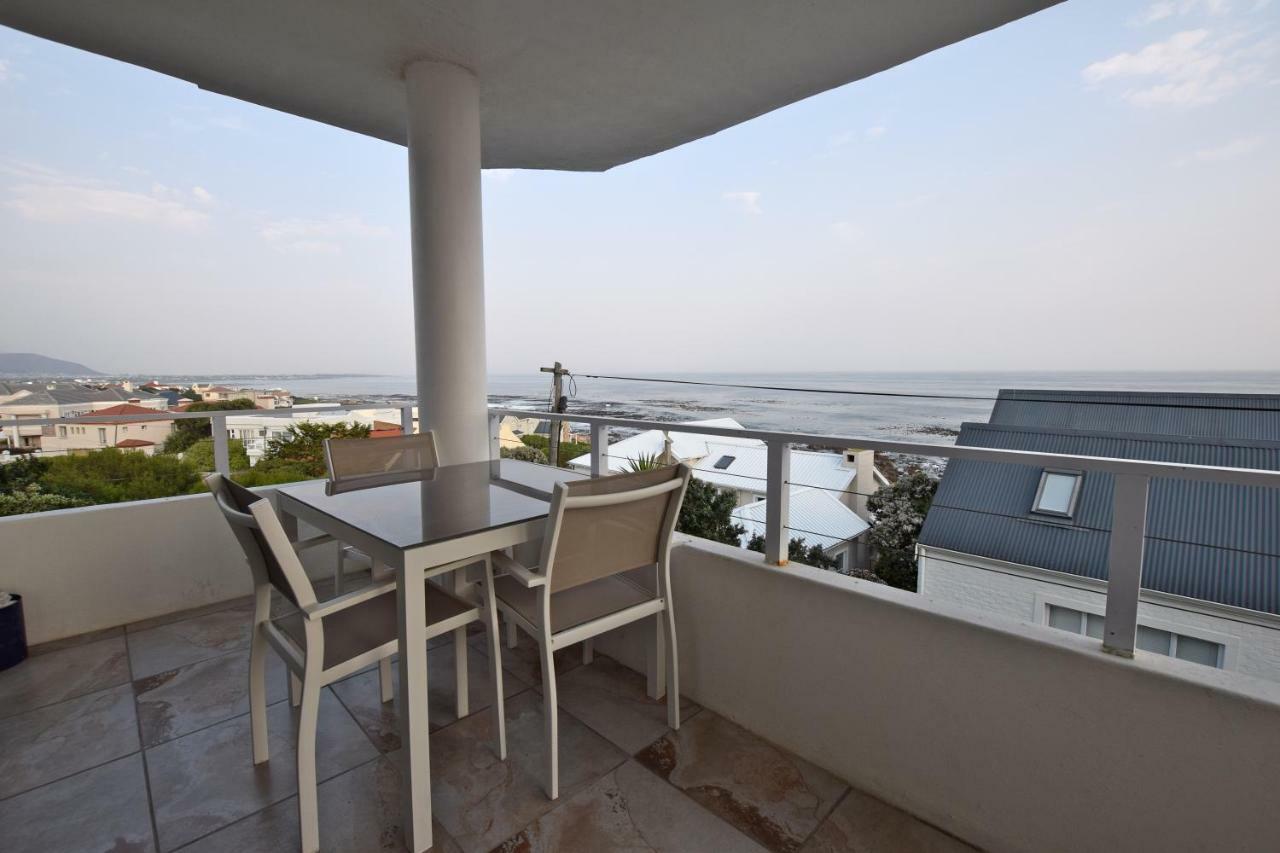 Apartment Dolphin House Hermanus Bagian luar foto