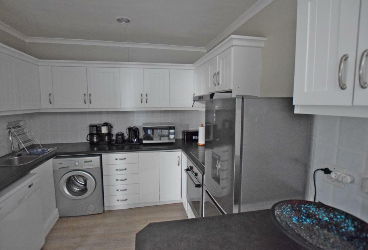 Apartment Dolphin House Hermanus Bagian luar foto